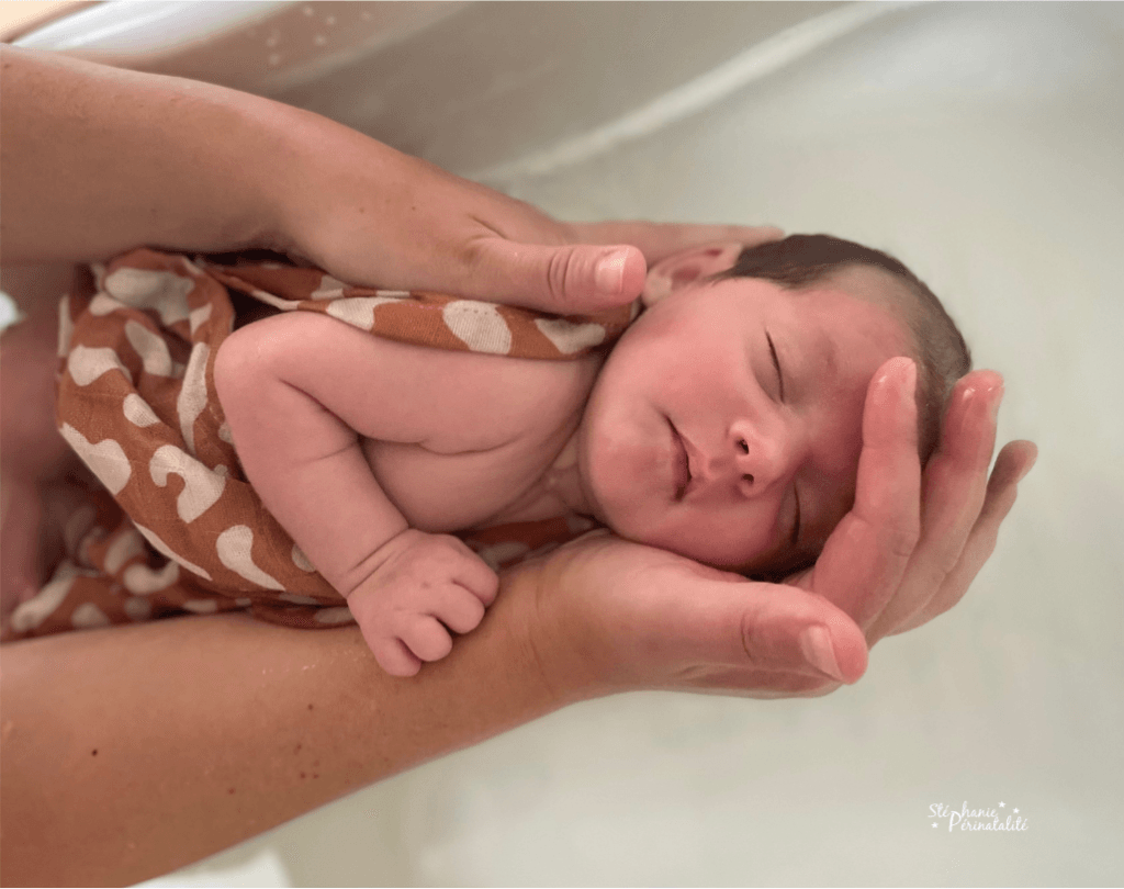 Bébé se relaxant pendant un bain de Sonia réalisé par Stephanie Perinatalite a Nantes