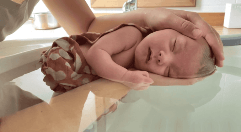 Bébé se relaxant pendant un thalasso bain bebe de Stephanie Perinatalite a Nantes
